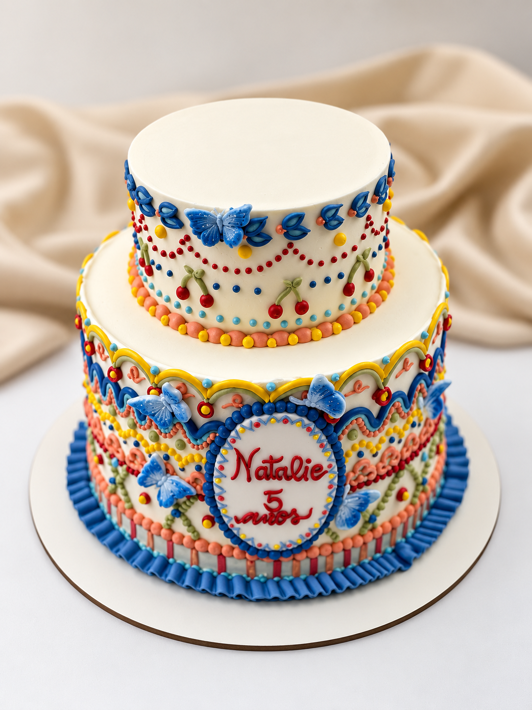 Fatia de bolo de pistache com recheio de creme e geleia de frutas vermelhas