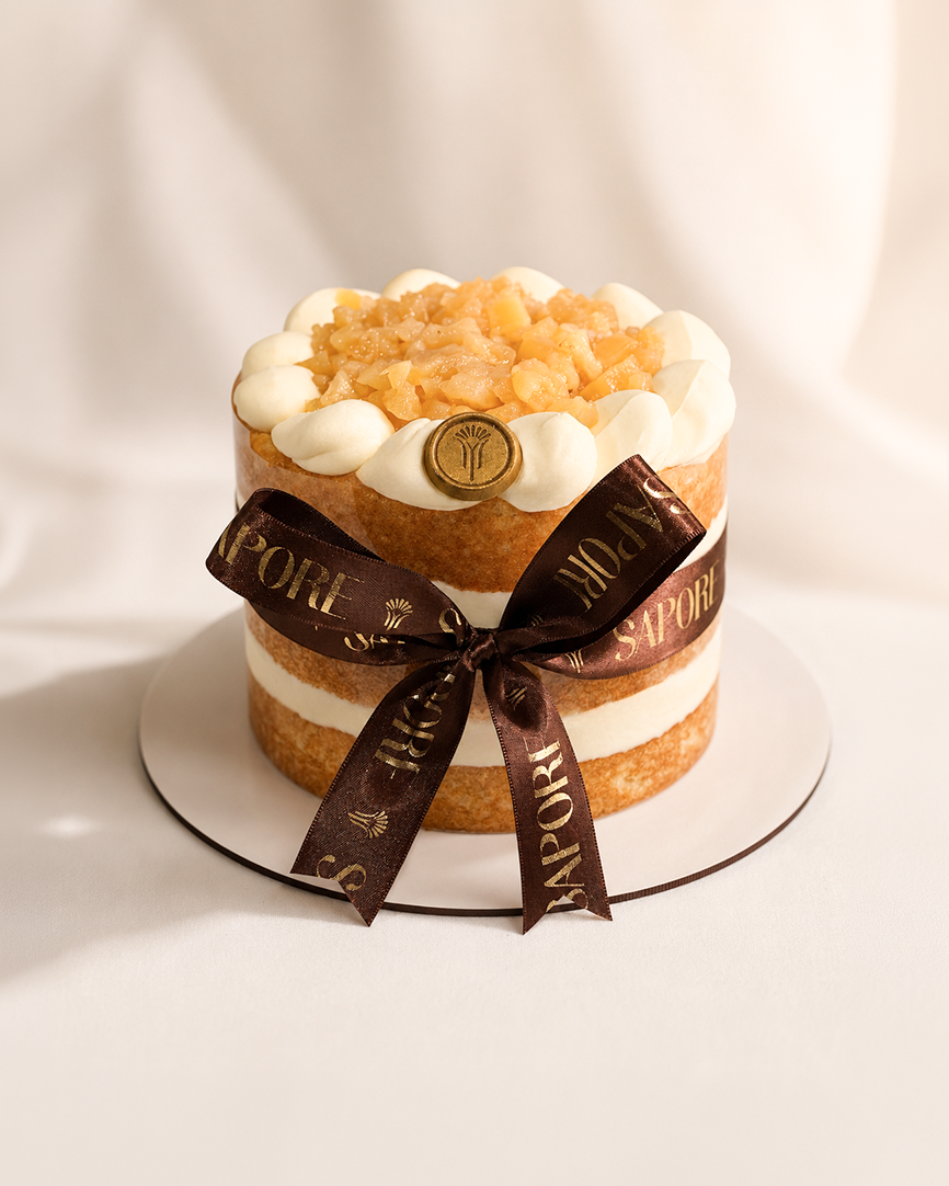 Naked cake de frutas vermelhas com creme e camadas de chocolate, ao lado de outras variedades